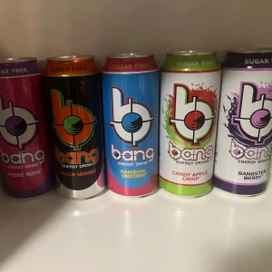 Obeskrivligt sällsynta banger burkar. Svenska burkar - Bilden visar fem burkar Bang Energy Drink i olika smaker. Detta är inte en elektronikprodukt.
