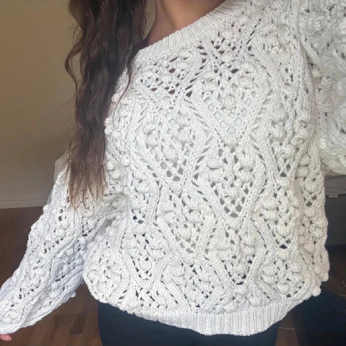 Vit stickad tröja med mönster