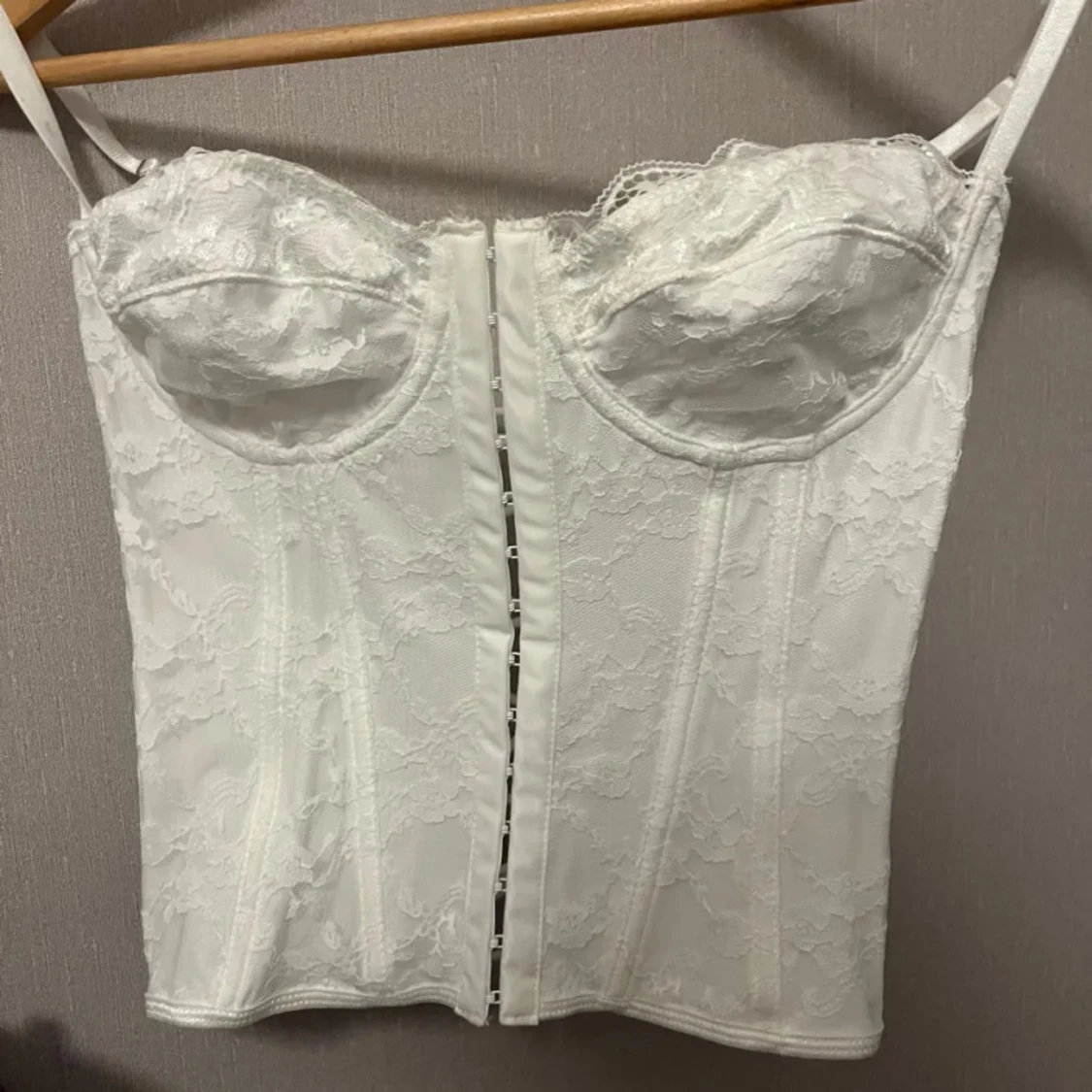 Vit spetskorsett med snörning
