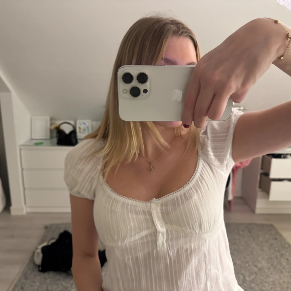 Vit blus med volang och puffärm - 1