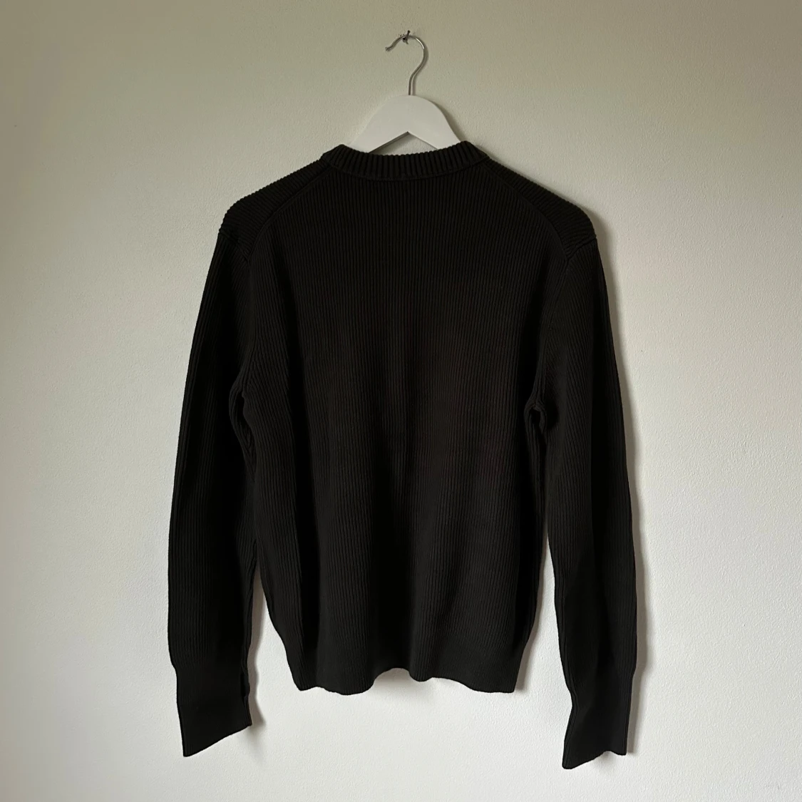 Mörkgrön stickad tröja från ARKET - 1