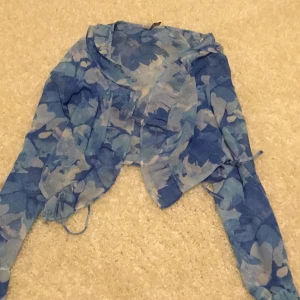Blå blus - En tunn, blå blus med snören att knyta. Strl xxs❤️ Endast använd ett fåtal gånger❤️
