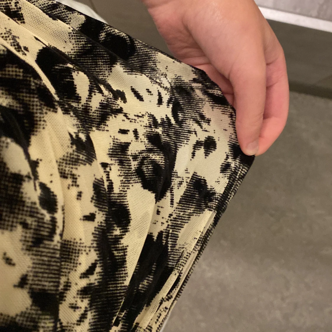 Krämvit och svart topp med blommor  - 1