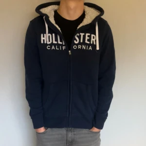 Hollister hoodie - Säljer nu denna feta hoodie ifrån Hollister som är riktigt varm o perfekt nu till hösten/vintern, inga hål eller så men skulle säga att skicket är 7/10