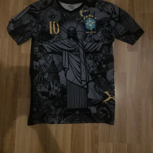 Brasilien fotbollströja -   Produkt: Brasilien fotbollströja  Info:  *   Storlek: Se etikett (175) *   Skick: Använd *   Design: Unik design med Jesus och nummer 10 *   Pris: Bud *   Finns i Göteborg  Cool tröja för den som vill sticka ut! PM vid intresse.