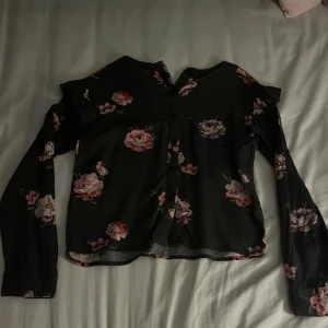 Blommig blus - Jag säljer en fin somrig blommig blus från Cubus. Jag kan inte ha den längre det är därför jag säljer den. Blusen har svartbruna knappar i mitten och längst ut på ärmen och fladdrig vid axeln💗💗