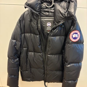 Svart Canada Goose jacka  - Svart pufferjacka från Canada Goose med ikonisk patch på ärmen i storlek L