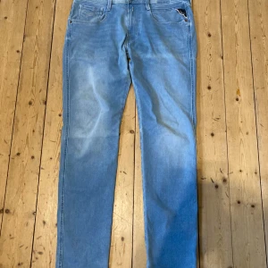 Replay Jeans - Säljer Replay jeans pågrund av att jag inte använder dom. Hyperflex Jeans så de är väldigt stretchiga. I en fin ljusblå färg som ger dig en unik stilren look.  •Model: Anbass/Hyperflex •Storlek:31/30 •Färg:Ljusblå •Skick:9/10 •Snabb frakt   Bara höra av dig om du undrar något
