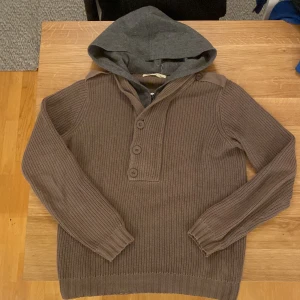 Cardigan Med Luva - Säljer denna sjukt feta och unika Koftan med inbyggd luva! Storlek L men passar M/ Stor S. Bra skick förutom en liten defekt längst ner i mitten. Pris 449 eller kom med bud! BVSA