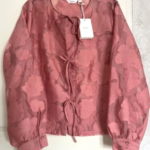 Rosa mönstrad blus Dobber stl 36/S - Helt ny med prislapp kvar!  Knytning framtill, passar att ha över ett linne eller liknande!   80% Polyester  20% Polyamid          #Dobber #DobberBlus #DobberTop #DobberShirt #Rosablus #Blommigblus #Genombrutenblus #Romantiskblus #Knytblus #Transparentblus #Elegantblus #Festblus #Sommarblus #Modeblus #Trendblus #ChicStyle #FloralBlouse #PinkBlouse #SheerTop #RomanticStyle 