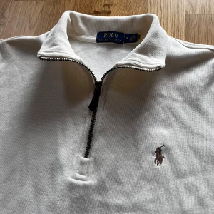 Vit half zip tröja från Polo Ralph Lauren - Säljer en vit Polo Ralph Lauren qr zip🙌🏻| Storlek M passar bäst i S | Skick 9.5/10🔥| Skriv vid minsta fundering 💭 