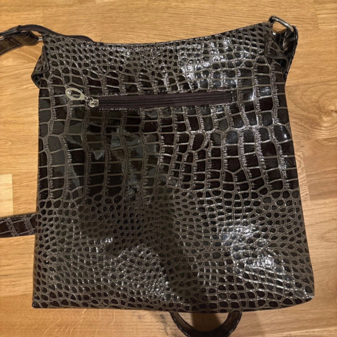 Svart axelväska i krokopräglat skinn - 4