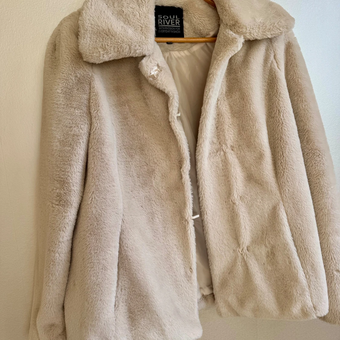 Beige pälsjacka från Soul River - 1