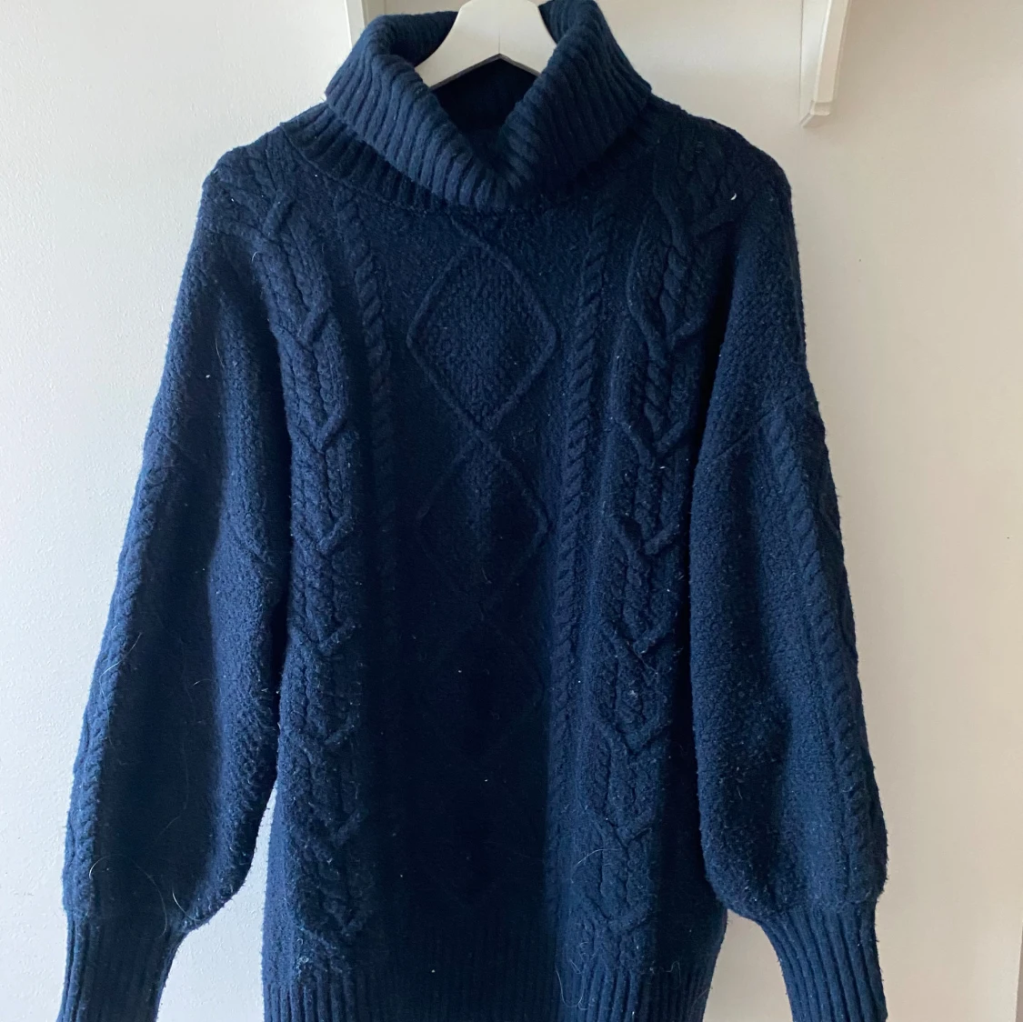 Mörkblå stickad polotröja - 1
