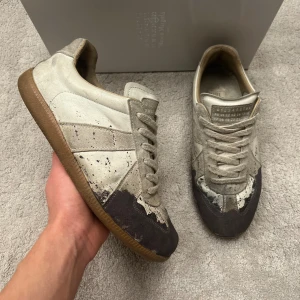 Maison margiella  - Maison margiela skor i storlek 41 passar 42 perfekt Skick 7,5/10 Pris 1899kr | Ingår Box samt två dustbags Fraktar inom 24timmar Fraktas med spårbar frakt från PostNord 