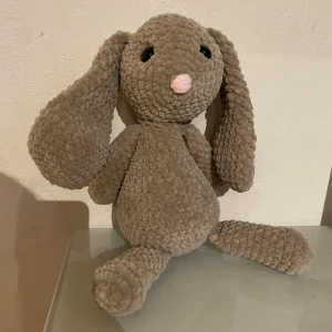 Virkad kanin - Virkad kanin i beiget mjukt garn. Passar perfekt som gosedjur. Ca 35 cm hög, virkad av mig