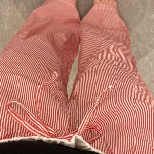 H&M randiga pyjamasbyxor  - Säljer nu ett par super bekväma och luftiga pyjamasbyxor i ett vitt-rött randigt mönster. Så gulliga till jul 🎄 aldrig använda 