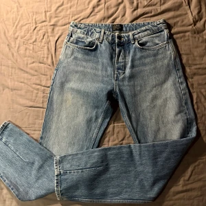 Neuw Studio Relaxed Jeans - Ljusblå jeans från Neuw Studio Relaxed i klassisk femficksmodell. Jeansen har en rak passform och normal midja, tillverkade i mjukt denimtyg. Perfekta för dig som gillar en avslappnad stil med enkel look. Helt oanvända, nypris 1500kr men pris ej hugget i sten.