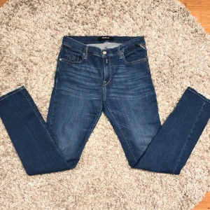  Replay jeans  - Tjena! Säljer nu ett par riktigt snygga Replay jeans i väldigt bra skick. Jeansen är i storlek W29 L32. Bara att höra av dig ifall du har frågor eller funderingar!
