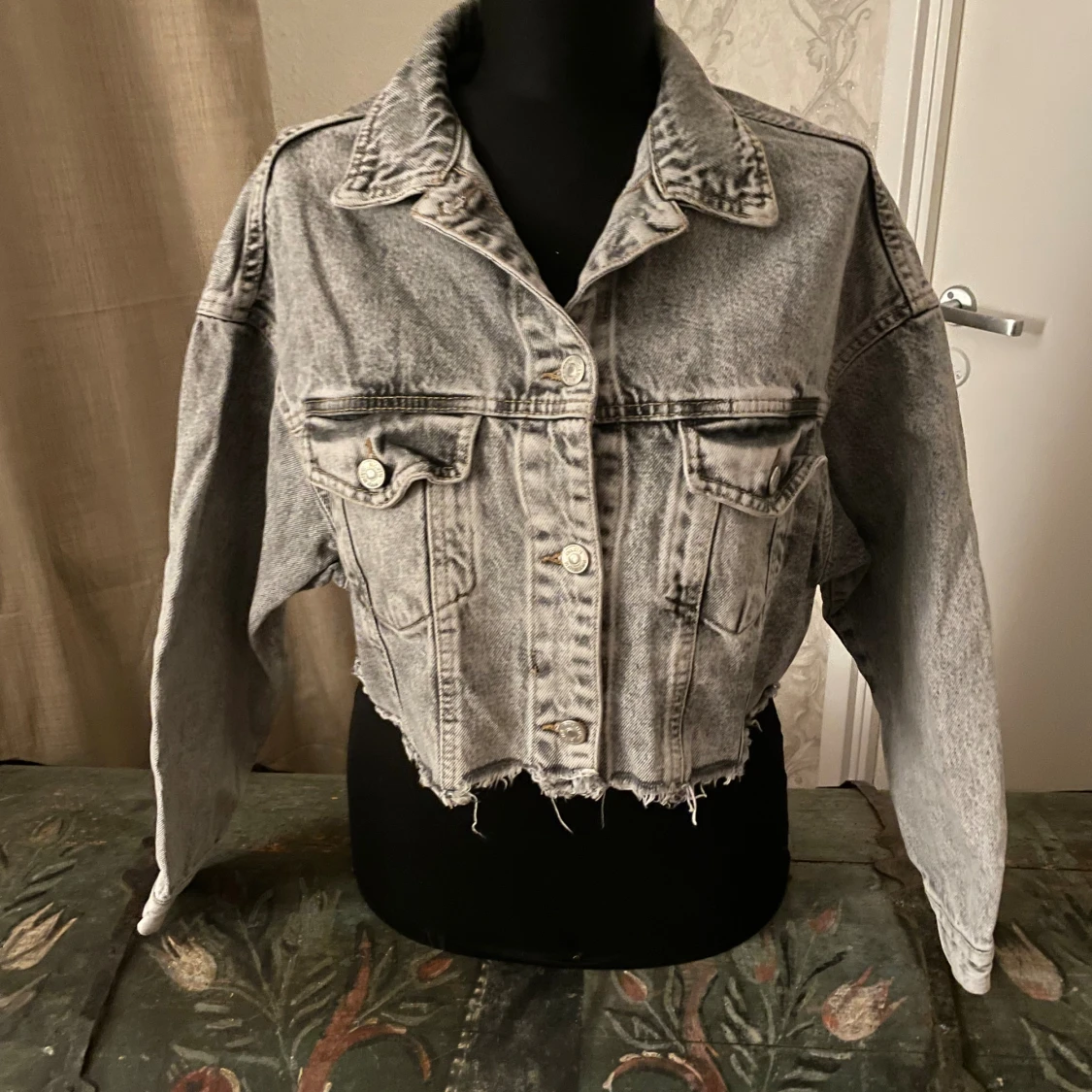 Grå croppad jeansjacka från Dilvin Jeans