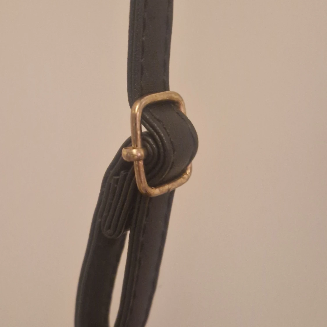 Svart quiltad axelväska i skinnimitation - 4