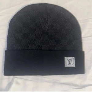 LVmössa svart - Svart oanvänd  mössa säljs för endast 300kr
