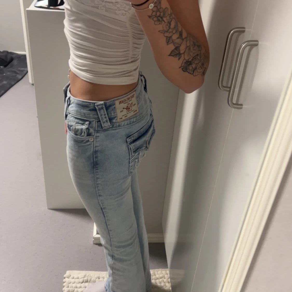 Ljusblå bootcut jeans från True Religion - 1