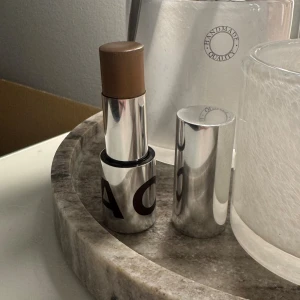 Contour Stick Almond från CAIA - Jag fick hem denna förra veckan och känner att den blev för mörk. Den är använd fem gånger. I övrigt är det en väldigt fin produkt, lätt att använda och den blir inte fläckig. Priset går att diskutera, hör gärna av dig vid frågor❤️