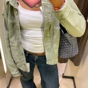 Grön overshirt från Zara XS - Snygg ljusgrön overshirt från Zara i storlek XS. Jackan har två stora fickor framtill, klassisk krage och knappar hela vägen. Materialet är mjuk bomull och passformen är loose, perfekt att slänga över en t-shirt. Enkel och clean stil.