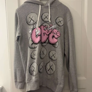Cdg x kaws hoodie - Säljer nu en svin fett cdg x kaws hoodie som jag har växt ur, tröjan är knappt andvänd och ser helt ny ut har alla tags. Säg till om mer bilder så skickar jag privat