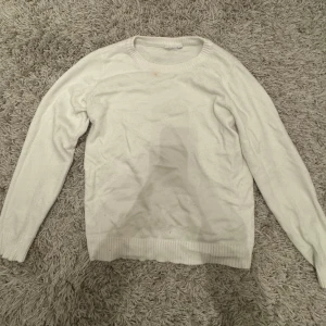 vit stickad tröja  - en varm och mjuk stickad tröja perfekt till vintern som kommer. har en fläck vid halsen och därav priset 🫶🏼