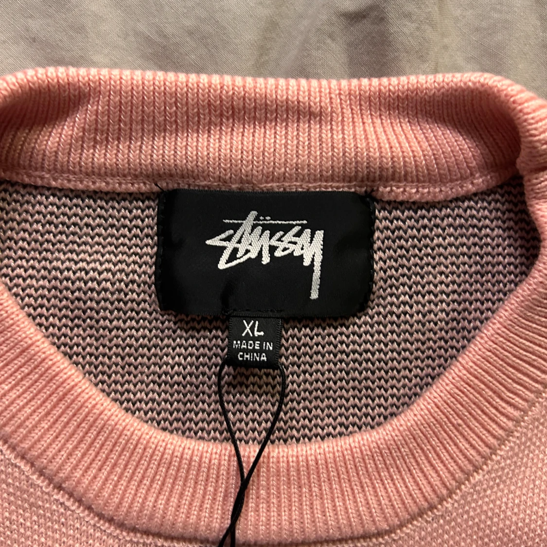Rosa Stüssy knitted tröja med svart print  - 1
