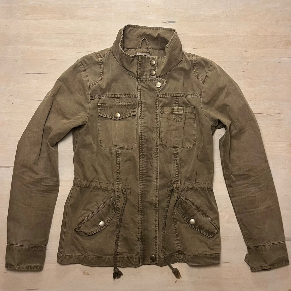 Grön militärjacka från ONLY, strl M