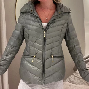 Blå/grön pufferjacka - Snygg blå/grön/grå pufferjacka med guldfärgade dragkedjor. Lik den långärmade herno jackan. Säljs ej utan ärvt den men den är knappt använd alls av någon. Från märket isolee i stl 38 passar jätte bra på mig som vanligtvis har S/XS❤️