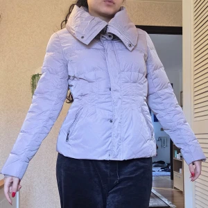 Jacka - Säljer min favoritjacka bara för att den blivit för liten, annars hade jag behållt den🥹 Ljuslila dunjacka från Guess med stor krage och figurnära passform. Jackan har dragkedja och knappar framtill, samt två fickor med dragkedja. Perfekt för kalla dagar och har en modern look som sticker ut.