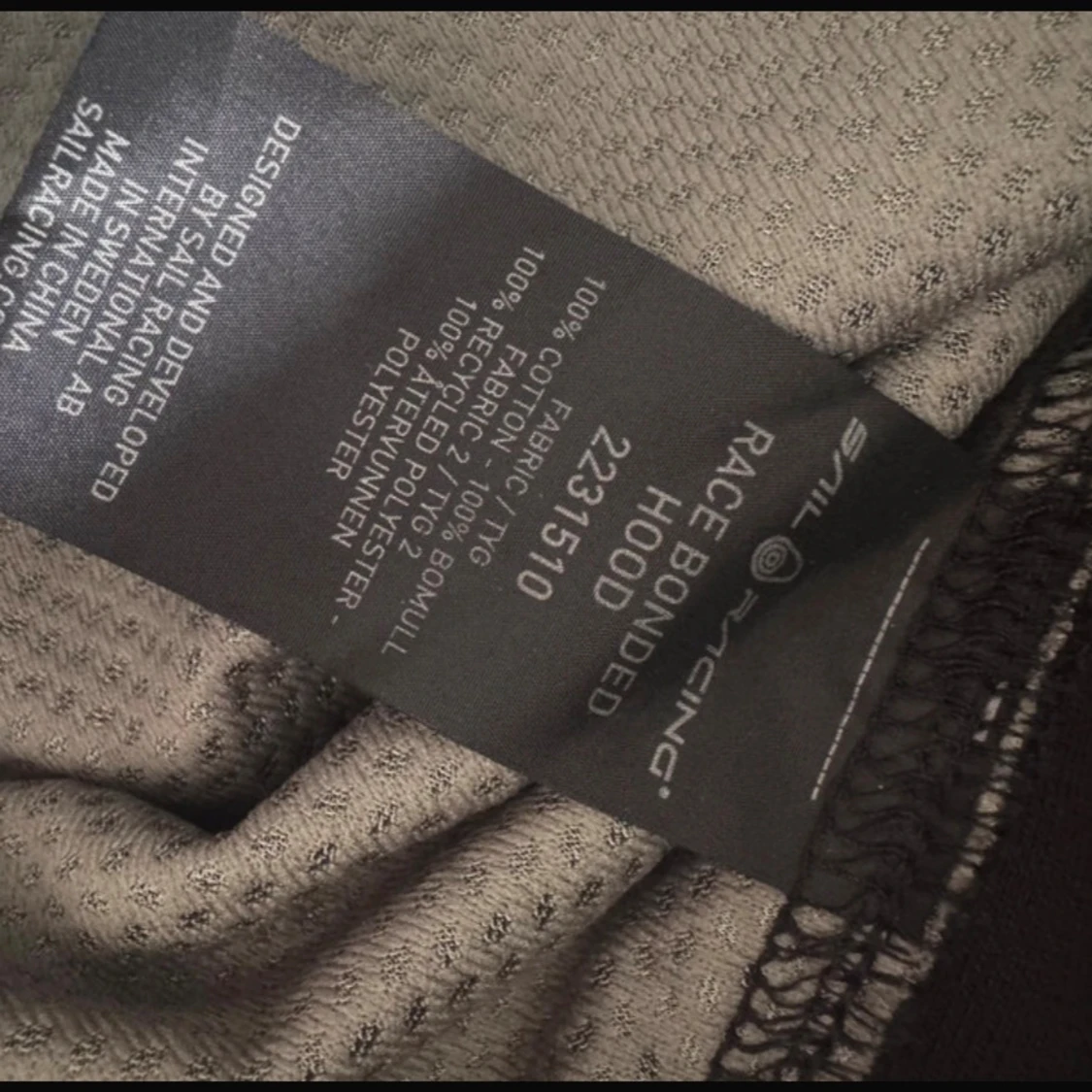 Svart hoodie från Sail Racing - 4