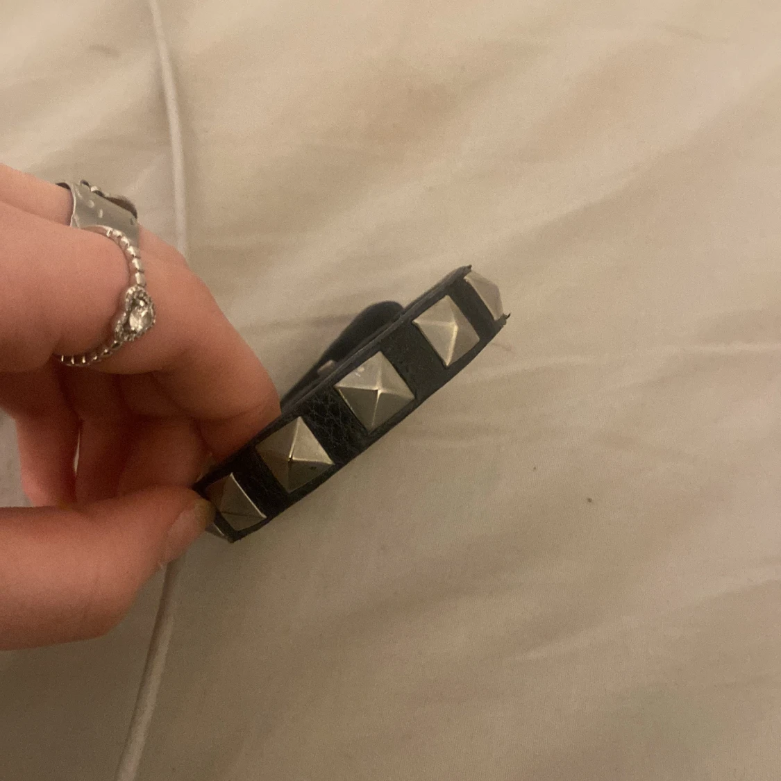 Svart armband med silvernitar