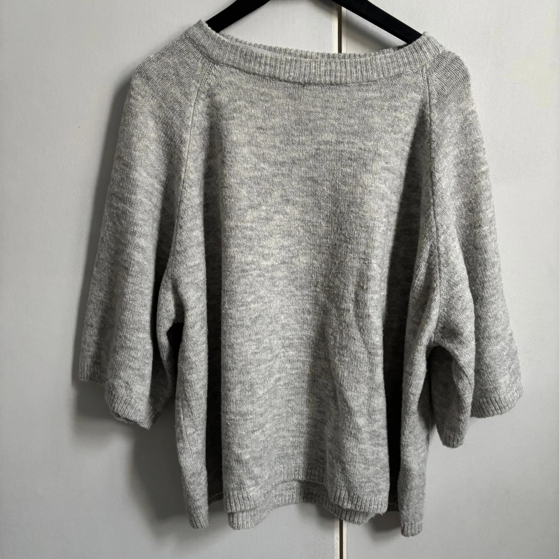 Grå stickad tröja med trekvartsärm