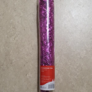 Julgran - Dekorativ julgran i glittrig lila färg, höjd 60 cm. Levereras i originalförpackning, perfekt för mindre utrymmen eller som bordsdekoration. Produkten är i mycket bra skick. Endast för dekoration, ej leksak.