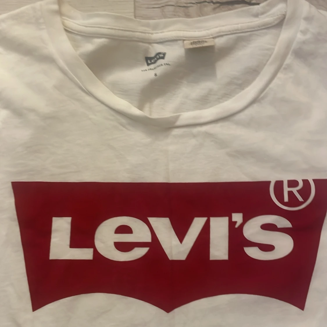 Vit Levi's t-shirt med röd logga - 1