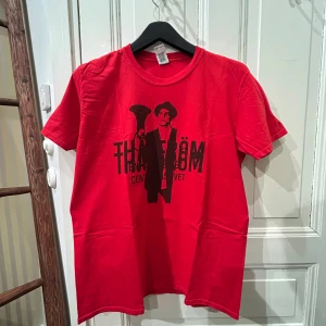 Thåström T-shirt  - En röd t-shirt med Thåström som motiv. Storlek XL på lappen men sitter som M/L. 