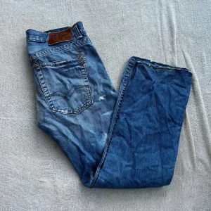 Blå Replay jeans med raka ben - Säljer ett par klassiska blå jeans från Replay med raka ben