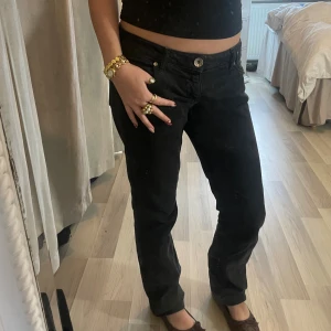 Svarta Miss Sixty Eden jeans - Svarta jeans från Miss Sixty, modell Eden.💗Raka ben och snygga detaljer på bakfickorna. Jeansen har låg midja och är mjuka och bekväma att använda 🙌🏼💞