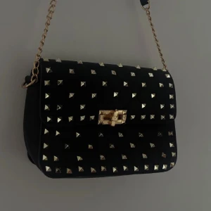 Väska med nitar - Väska med nitar, supersnygg🥰 och fint skick 🫶🏻