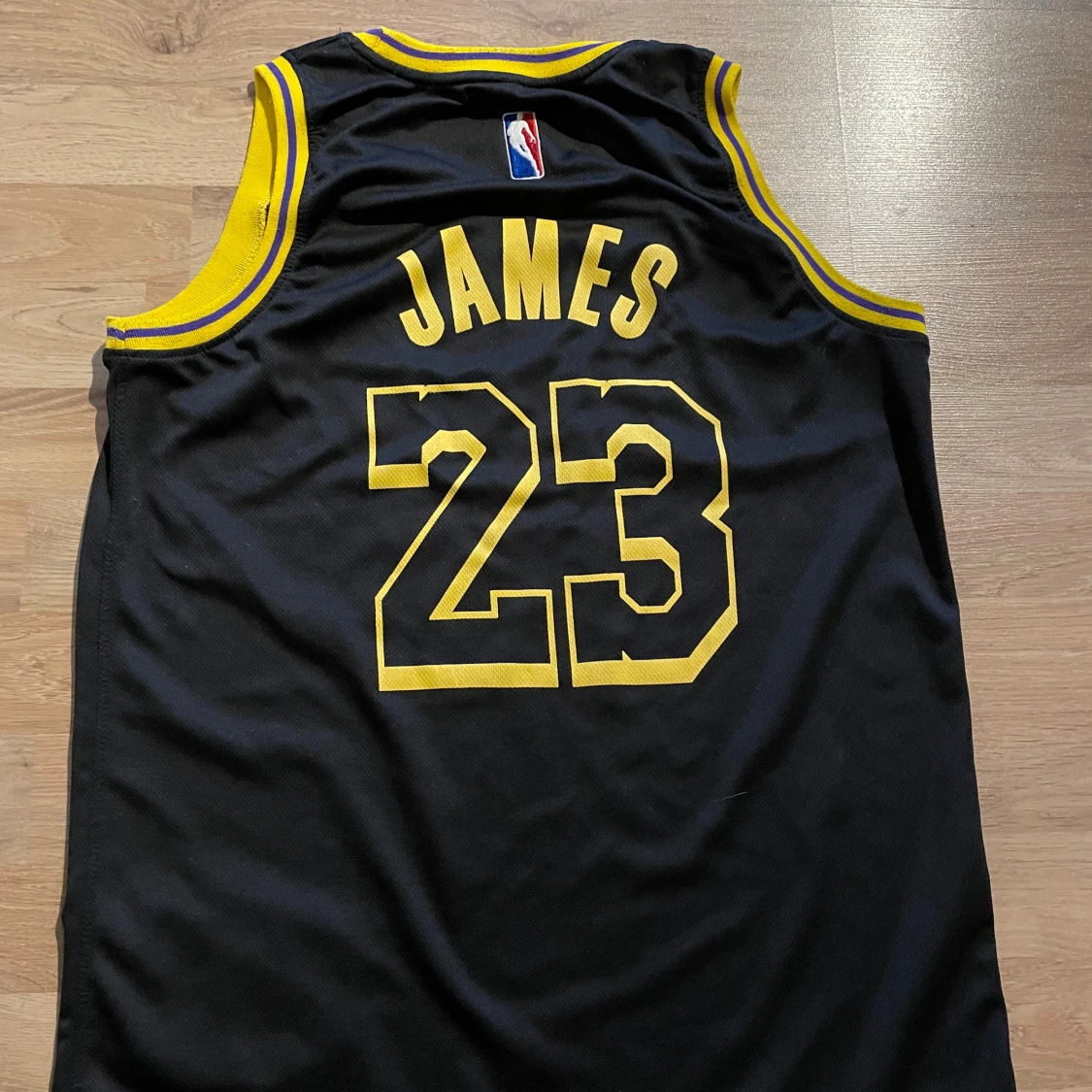 Svart Lakers basketlinne LeBron James - 1