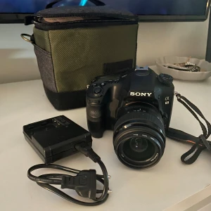 Sony kamera - Sony A68K kamera, som nu i skicket - pris kan diskuteras. Laddare till batteriet och kameraväska medföljer 