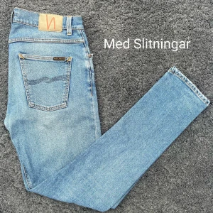 Nudie Jeans Lean Dean - Säljer ett par blåa slim jeans från Nudie med slitningar. Om det är någon slitning man inte gillar går det att ta bort helt gratis i en nudie butik. Jeansen är riktigt sköna - tillverkade i fin bomull. Perfekt för en stilig look. W32 L34. Tveka inte på att höra av dig vid minsta tanke eller fundering! 😁