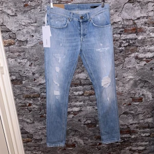 Nya Dondup george Jeans - Nytt skick, inga defekter. Nypris ca 3500kr. Storlek W31, passar dig som är mellan 175-185cm ungefär. Inga konstigheter med jeansen. Tags medföljer. Skriv för mer information!🤝 