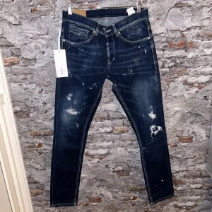 Dondup George jeans - Mycket fint skick, inga defekter. Nypris ca 3500kr. Storlek W30, passar dig som är mellan 175-185cm ungefär. Inga konstigheter med jeansen. Tags medföljer inte. Skriv för mer information!🤝