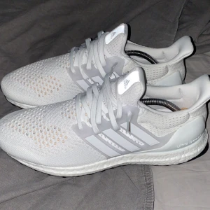 Adidas Ultraboost 1.0 triple white - Oanvända Adidas Ultraboost 1.0 i färgen triple white i storlek 42 2/3 